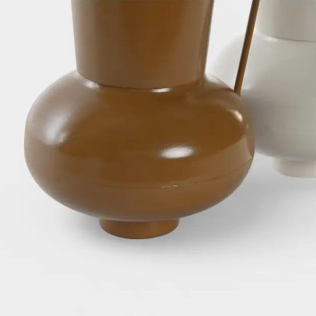 Duo de vases en métal moutarde et beige VORAL