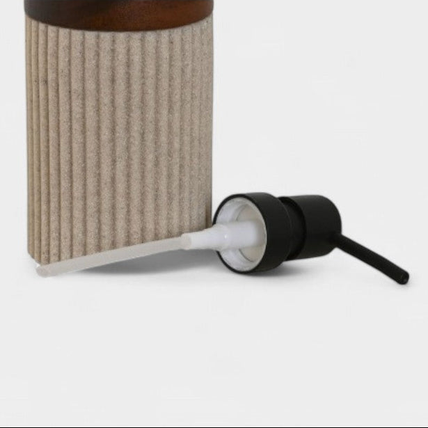 Distributeur de savon texturé en résine beige et bois foncé ALBA