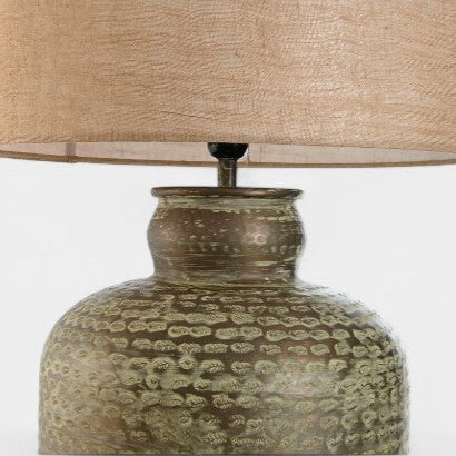 Lampe de table en aluminium vert avec abat-jour beige