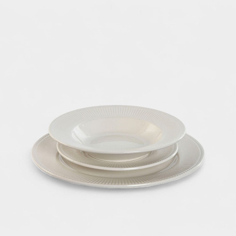 Service d’assiettes en porcelaine blanche (18 pièces)