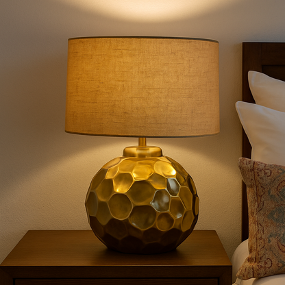 Lampe martelée dorée et abat-jour beige