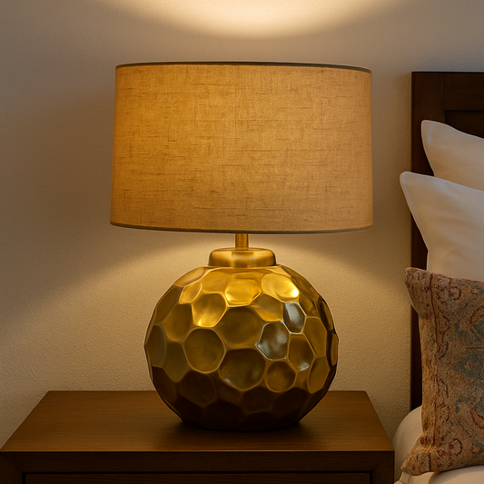 Lampe martelée dorée et abat-jour beige