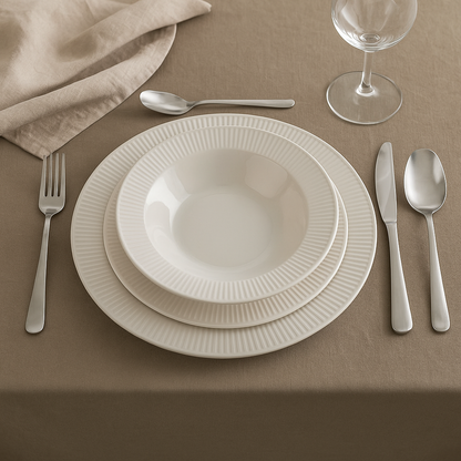 Service d’assiettes en porcelaine blanche (18 pièces)