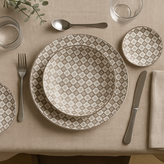 Service d’assiettes en porcelaine à motif beige