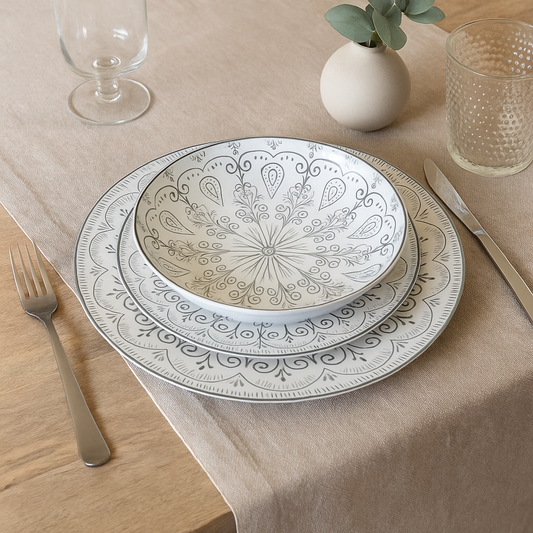 Assiettes en porcelaine motifs gris (18 pièces)