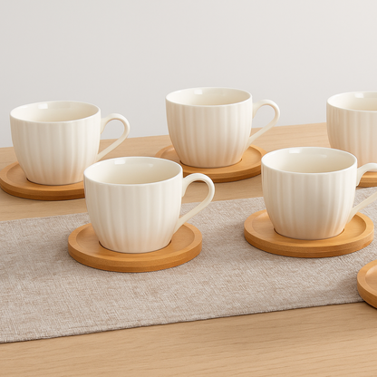 Lot de tasses en porcelaine avec soucoupes en bambou
