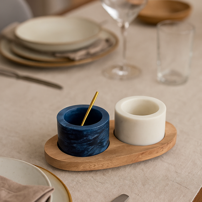 Duo de pots à sel et poivre en marbre et bois avec cuillère dorée