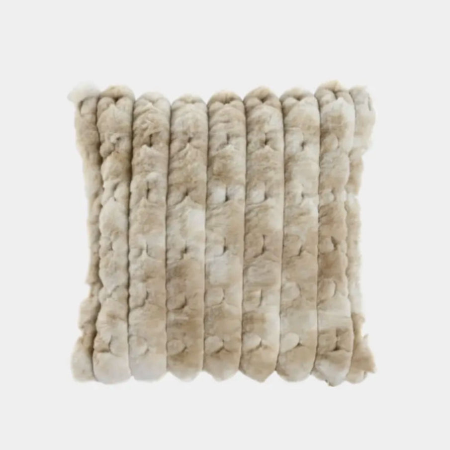 Coussin en fourrure crème CÉLÉSTINE