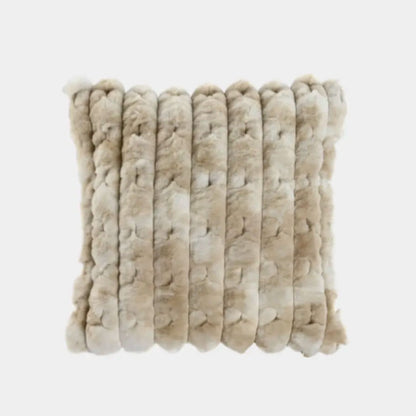 Coussin en fourrure crème CÉLÉSTINE