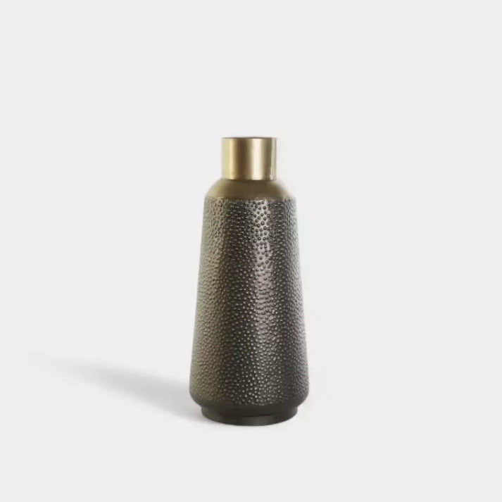 Vase déco en métal martelé gris foncé et laiton TAVALO