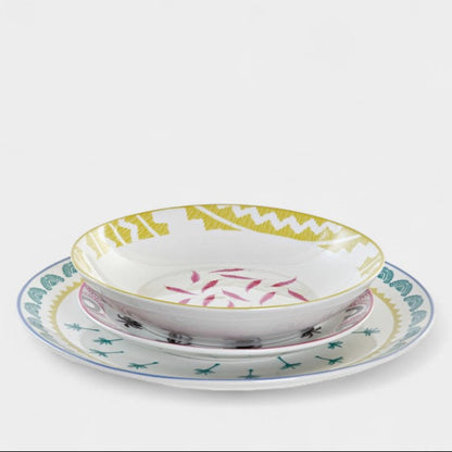 Service d’assiettes aux motifs exotiques