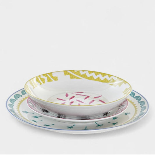Service d’assiettes aux motifs exotiques