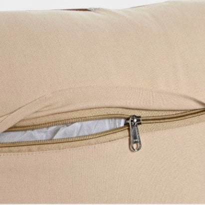 Coussin motif anomalier en cuir patchwork