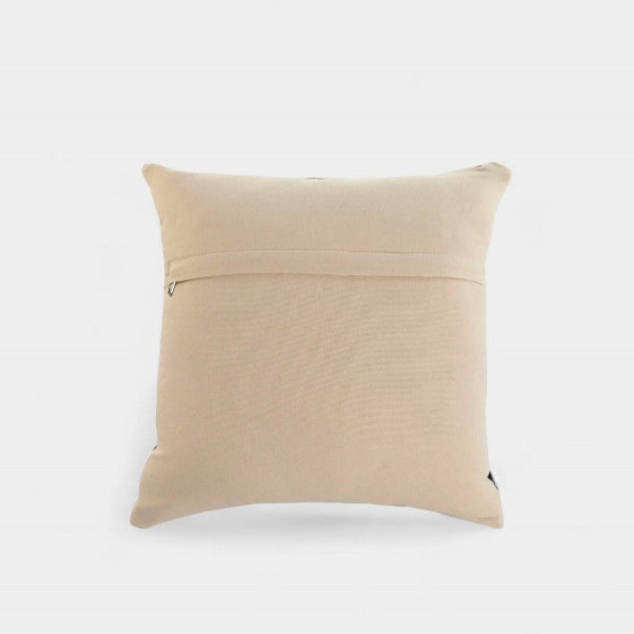 Coussin motif anomalier en cuir patchwork