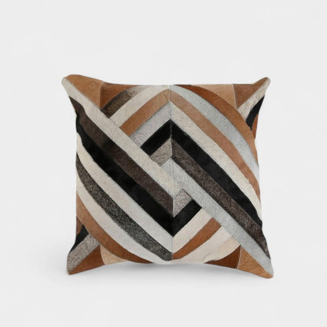 Coussin motif anomalier en cuir patchwork