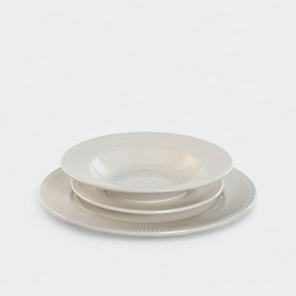 Service d’assiettes en porcelaine blanche (18 pièces)