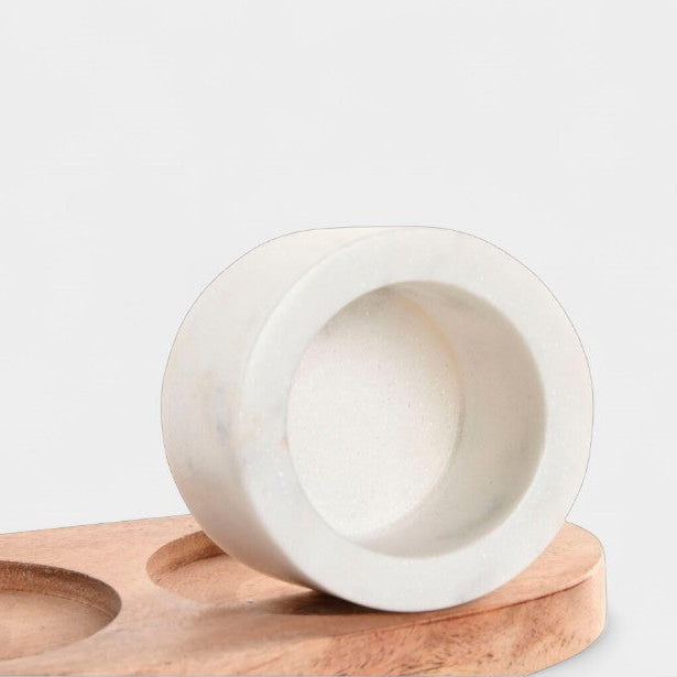 Duo de pots à sel et poivre en marbre et bois avec cuillère dorée