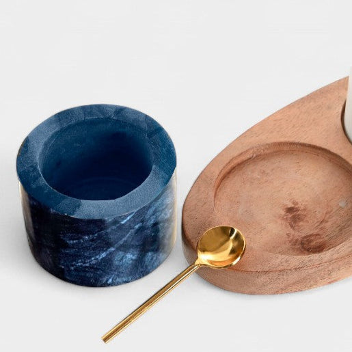 Duo de pots à sel et poivre en marbre et bois avec cuillère dorée