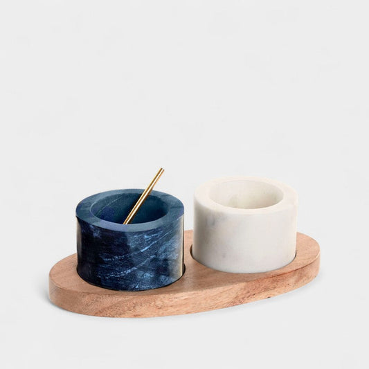 Duo de pots à sel et poivre en marbre et bois avec cuillère dorée