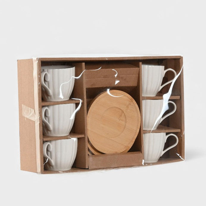 Lot de tasses en porcelaine avec soucoupes en bambou