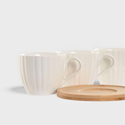Lot de tasses en porcelaine avec soucoupes en bambou