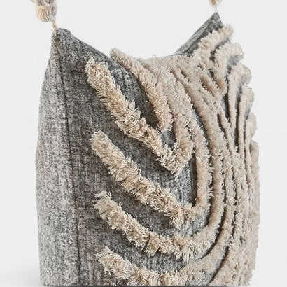 Coussin gris et beige texturé à pompons