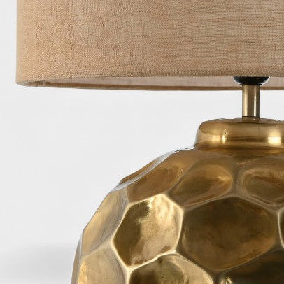 Lampe martelée dorée et abat-jour beige