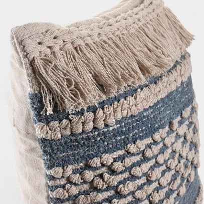 Coussin en coton texturé beige & bleu avec franges