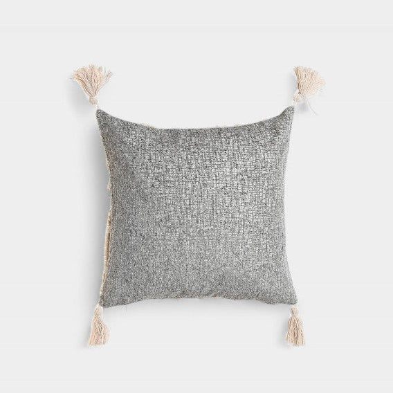 Coussin gris et beige texturé à pompons