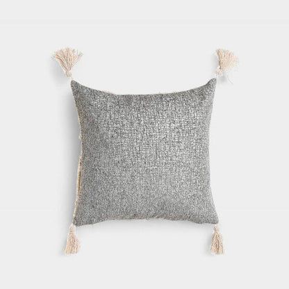 Coussin gris et beige texturé à pompons