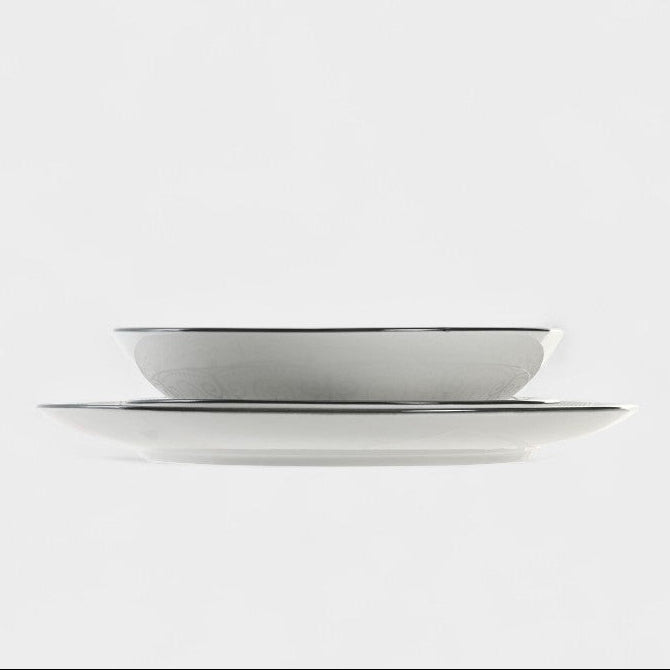 Assiettes en porcelaine motifs gris (18 pièces)