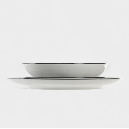 Assiettes en porcelaine motifs gris (18 pièces)