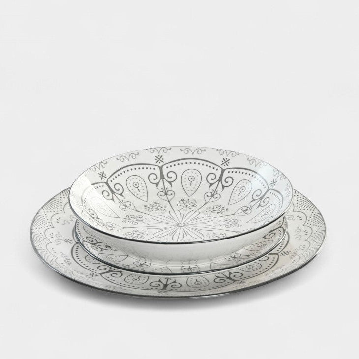 Assiettes en porcelaine motifs gris (18 pièces)