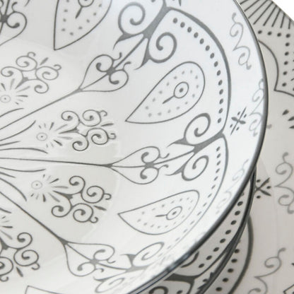 Assiettes en porcelaine motifs gris (18 pièces)