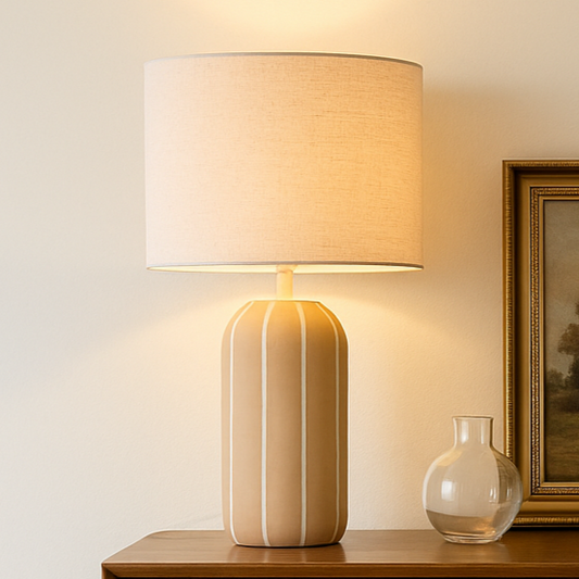 Lampe en céramique beige à rayures blanches AMALIA