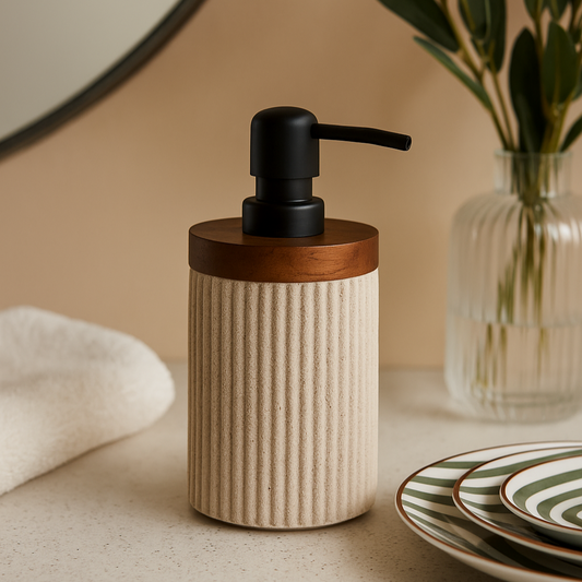 Distributeur de savon texturé en résine beige et bois foncé ALBA