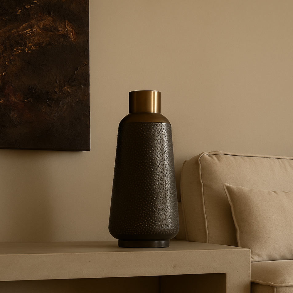 Vase déco en métal martelé gris foncé et laiton TAVALO