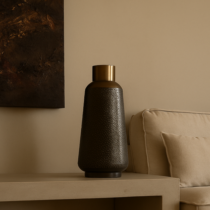 Vase déco en métal martelé gris foncé et laiton TAVALO