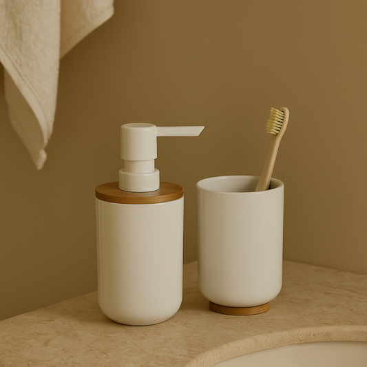 Set de bain élégant en céramique blanche et bambou